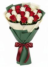 Букет Микс из красных и белых роз в Елках