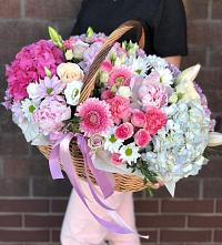 Цветочная композиция из Розы, Хризантемы, Пионы и Лизиантусы в корзине в Елках