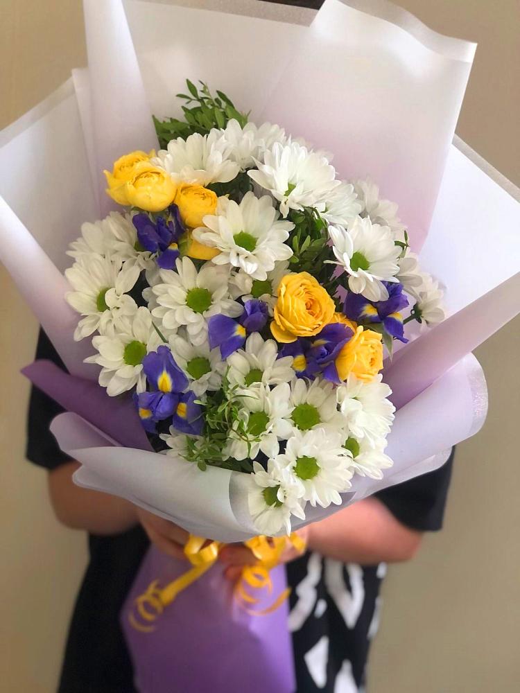 Букет цветов из: Ирисы, Хризантемы и Розы в Елках