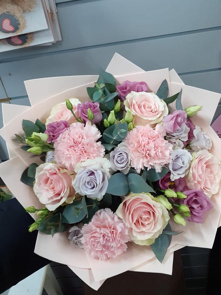 Букет цветов из: Розы, Гвоздики и Лизиантусы в Елках