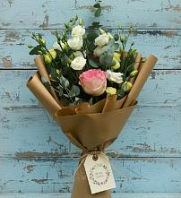 Букет цветов из:  Розы и Лизиантусы #REPLACE_PRED# Елках